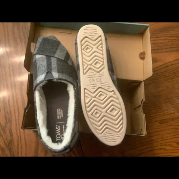 NWB Toms - Picture 2 of 3